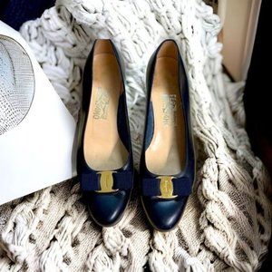 Salvatore Ferragamo Size 9 Vera Bow Blue Navy Blue Flat Classics Leather Gold